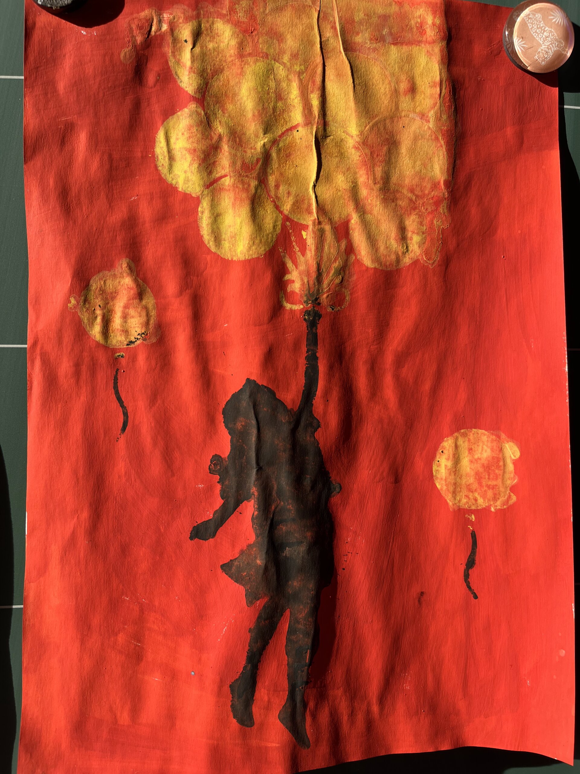 Mädchen fliegt an einer gelben Ballontraube auf rotem Hintergrund