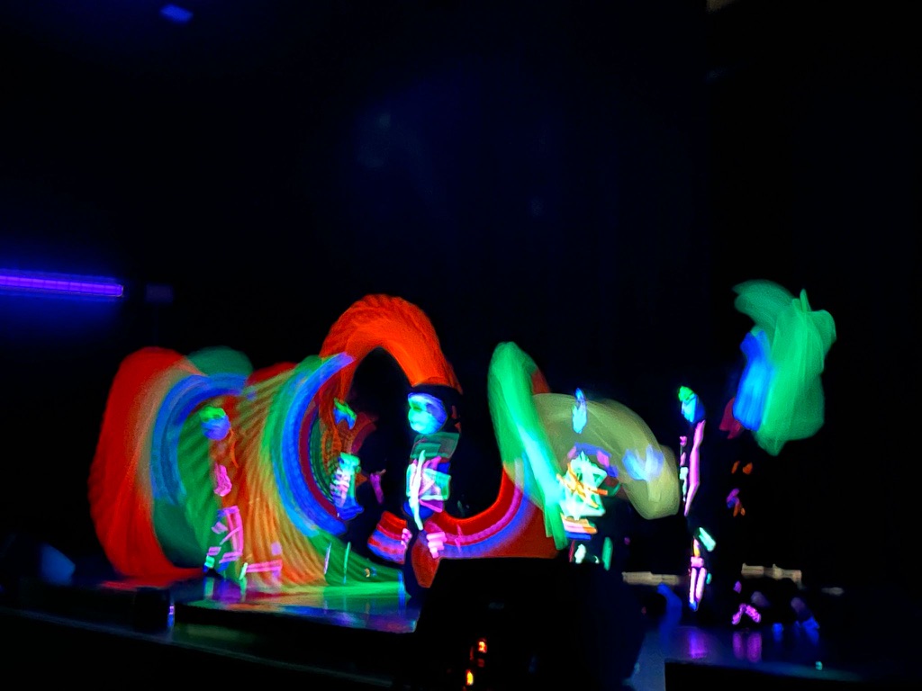 bunte Menschen im Schwarzlicht