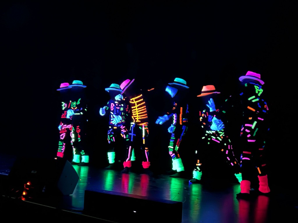 bunte Figuren im Schwarzlicht