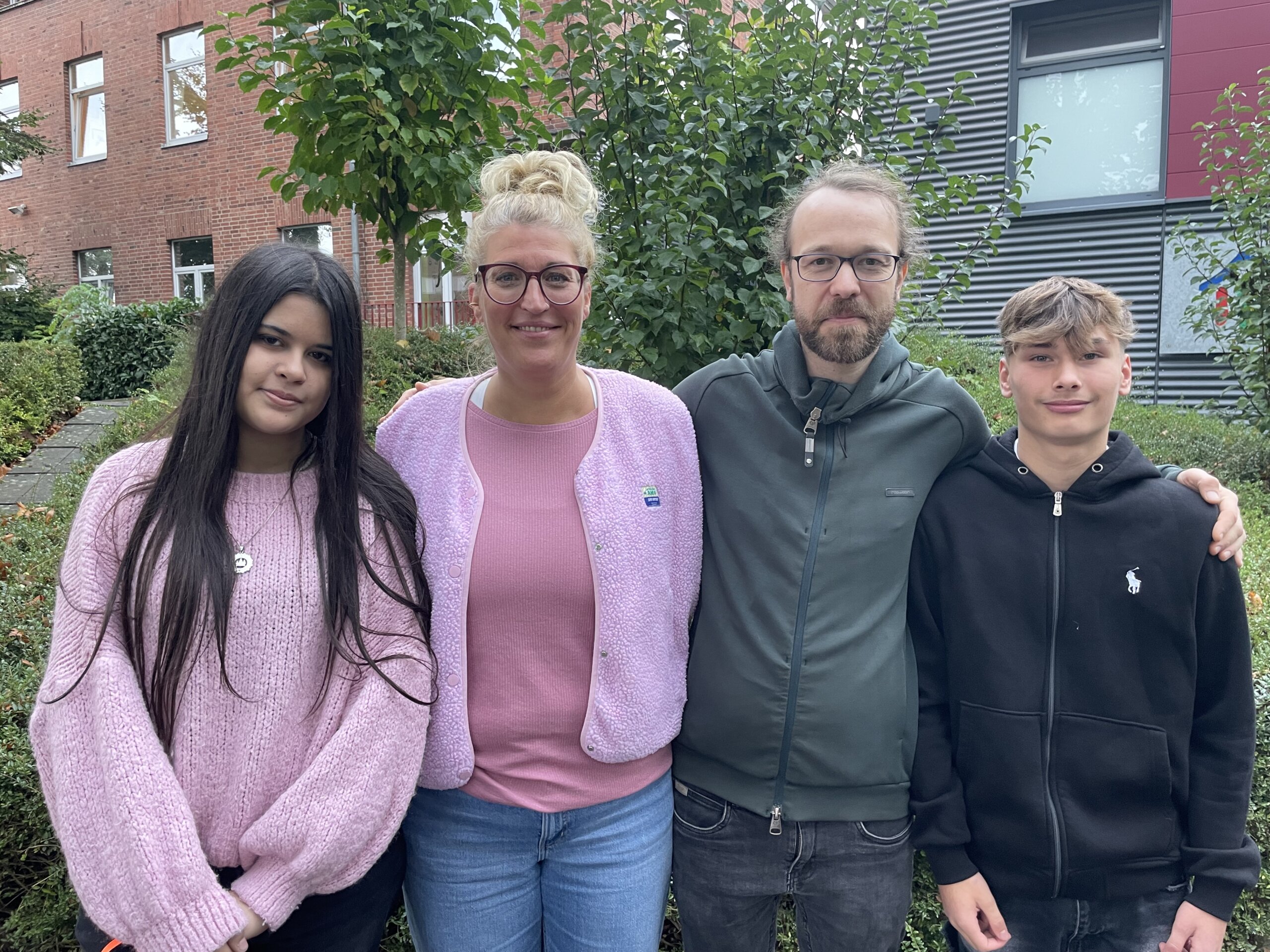 von links nach rechts: Schülersprecherin Leyla, Vertrauenslehrerin Frau Hudalla, Vertrauenslehrer Herr Härtel, Schülersprecher Tim