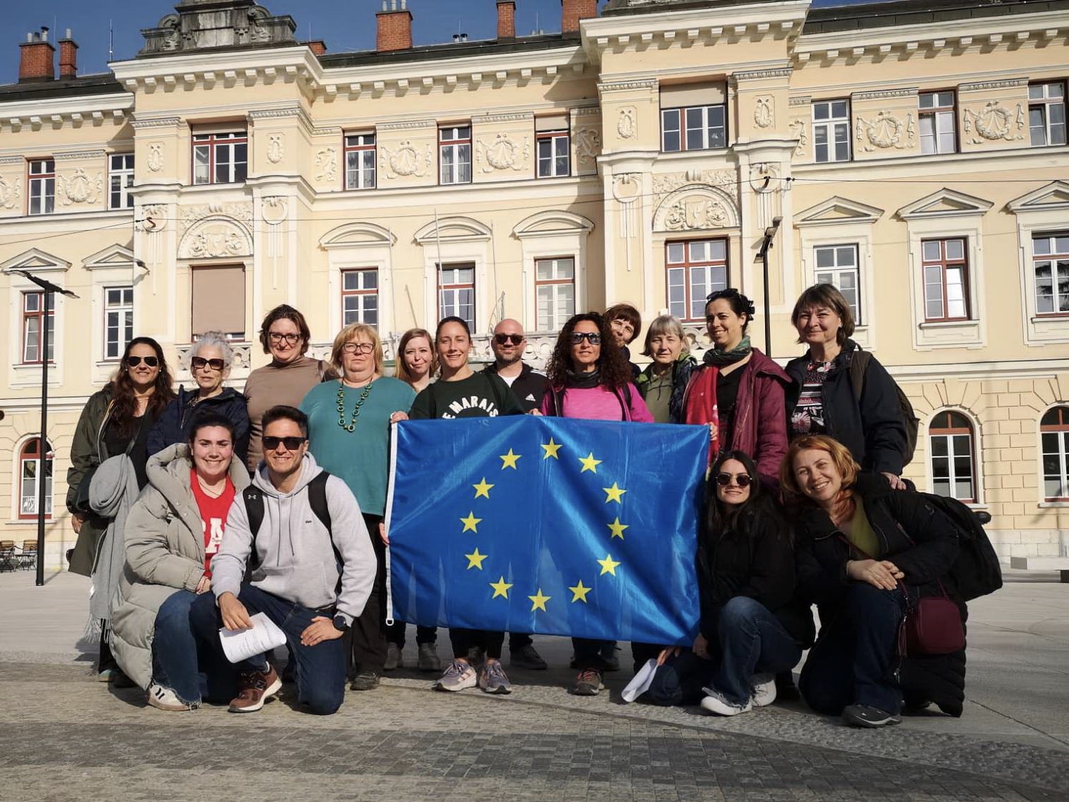 alle Teilnehmer der Slowenien Fahrt mit der EU-Flagge